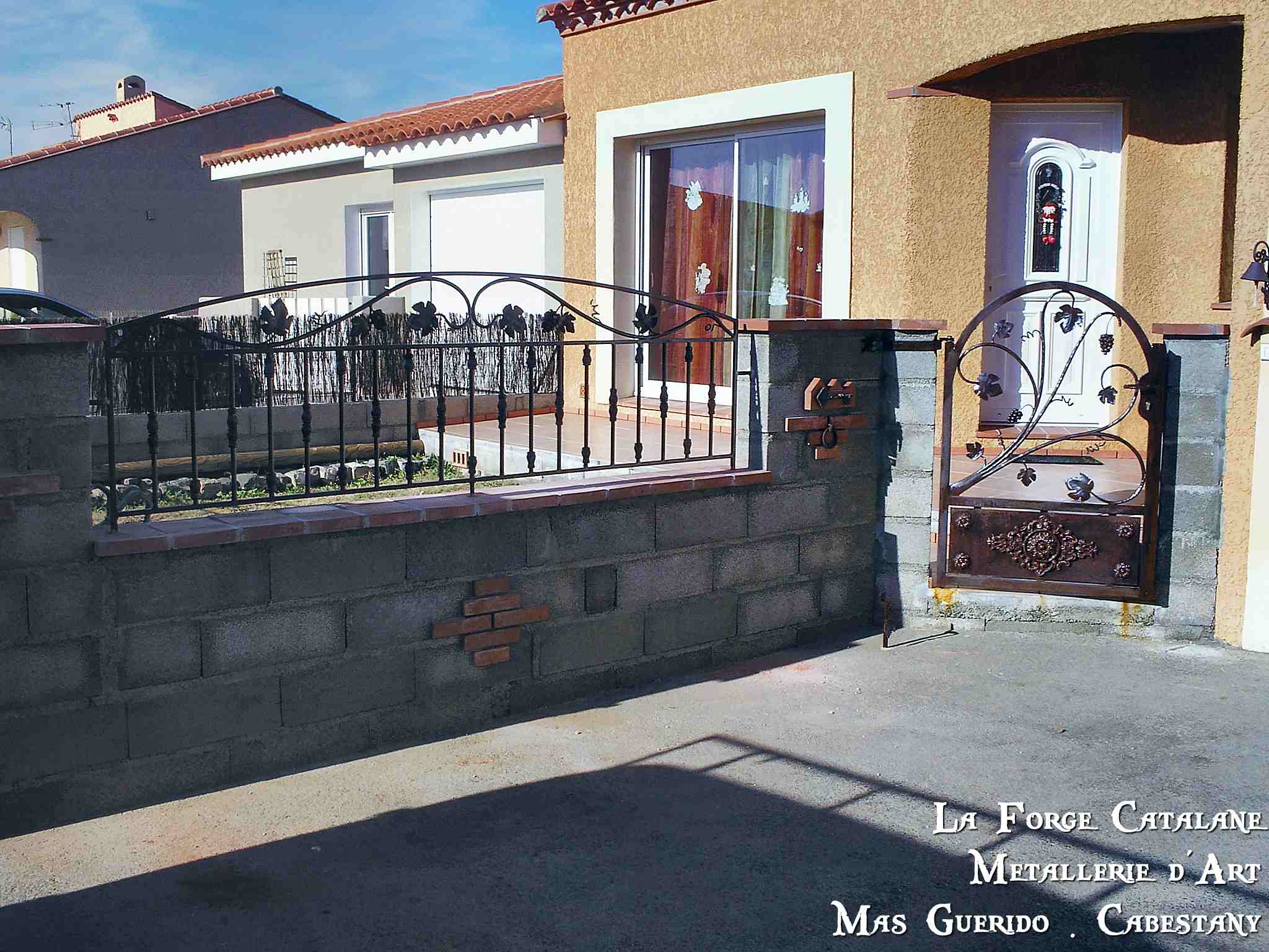 Portillon cloture vigne raisin soubassement palmette fonte forge catalane.jpg